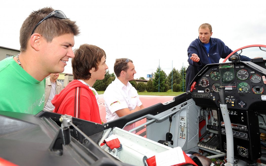 Pilot Martin Šonka (vpravo) představuje jezdcům kokpit.