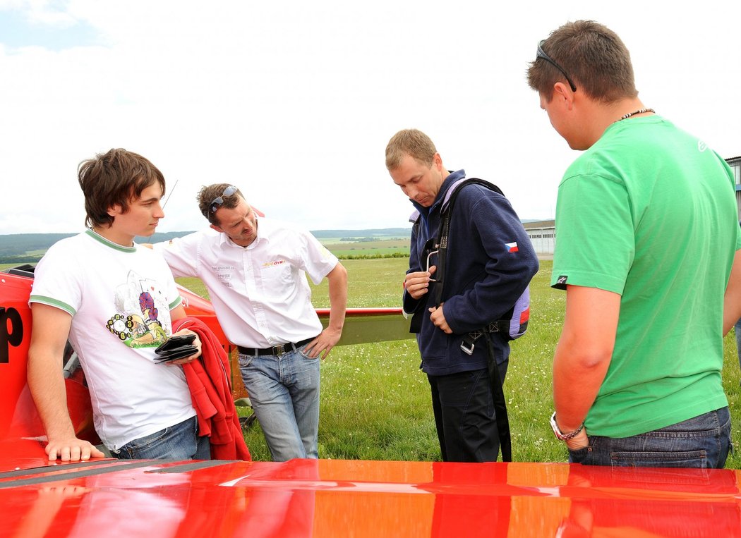 Pilot Martin Šonka předává jezdcům základní instrukce.