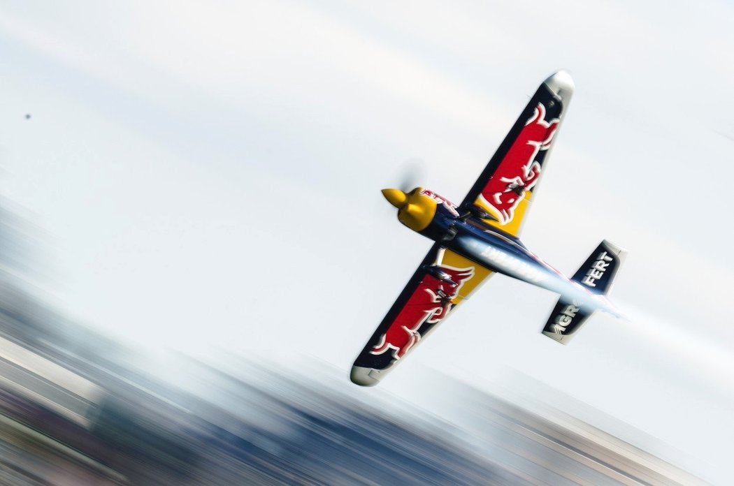 Letec Martin Šonka zkompletoval hattrick a vede sérii Air Race