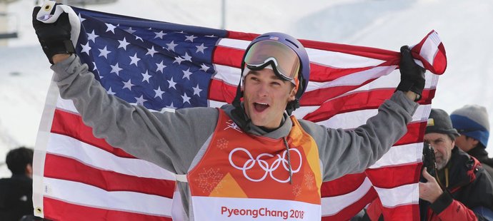 Američan Nick Goepper slaví své olympijské stříbro ve slopestylu