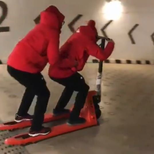 Švýcarský dvojbob v podání akrobatických lyžařů na hydraulickém vozíku