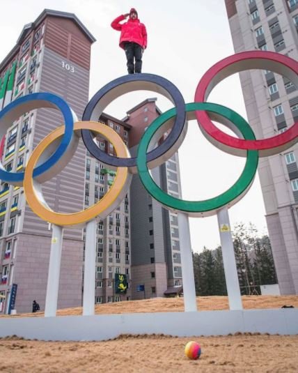 Švýcarský freestyler Fabian Bösch si udělal hodně netradiční snímek na olympijských kruzích