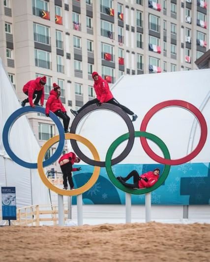 Švýcarští freestyleři jsou povedená partička, na olympijských kruzích jeden z nich vystrčil nahé pozadí