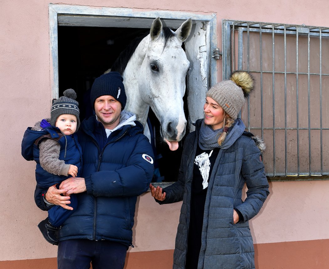 Aleš Opatrný s přítelkyní a synem Oliverem