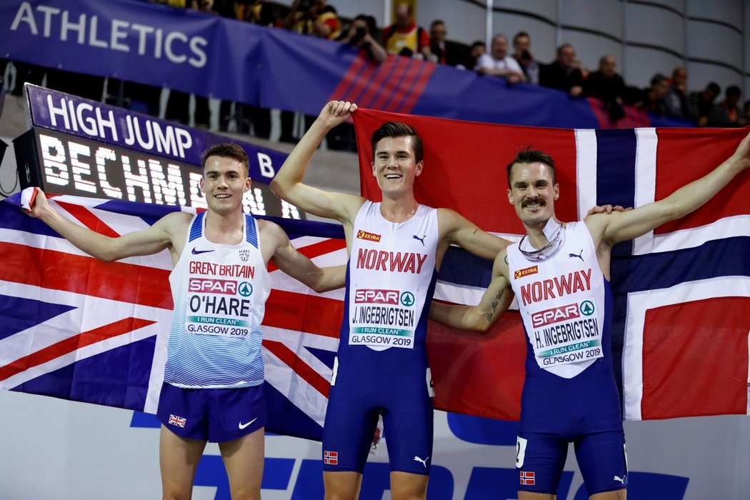 Norský atlet Jakob Ingebrigtsen slaví zlato z halového ME