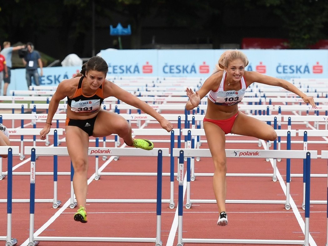 Medailistky na 100 metrů překážek žen: vlevo bronzová Helena Jiranová, vpravo stříbrná Nikoleta Jíchová