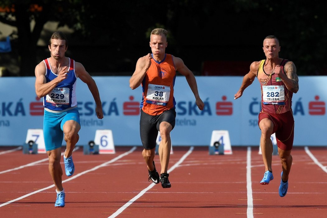 Zdeněk Stromšík, David Kolář a Jan Veleba sprintují v běhu na 100 metrů