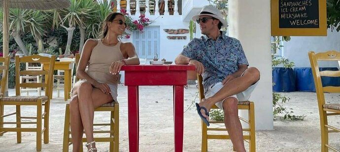 Pilot F1 Fernando Alonso a jeho přítelkyně Andrea Schlager vyrazili na dovolenou. Kromě toho Alonso nedávno podepsal novou smlouvu, konkrétně se stájí Aston Martin