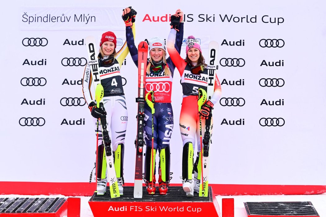 Zleva druhá Lena Dürrová z Německa, vítězka Mikaela Shiffrinová z USA a třetí Wendy Holdenerová ze Švýcarska