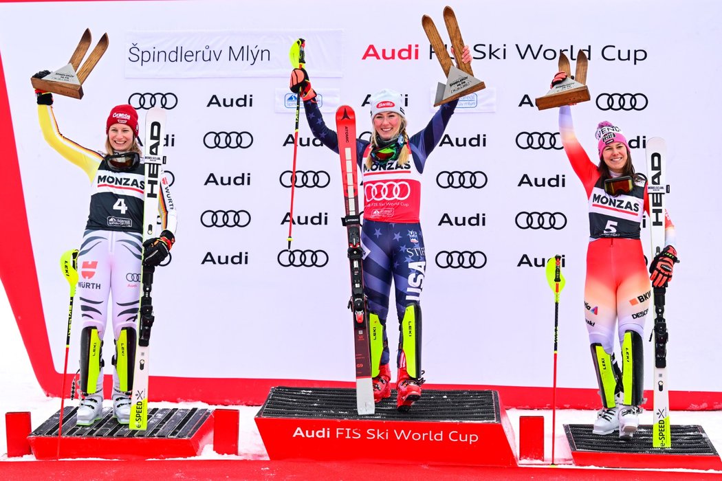 Hvězdná lyžařka Mikaela Shiffrinová (uprostřed) zveřejnila na sociální síti emotivní fotku se svým otcem, který leží na smrtelné posteli