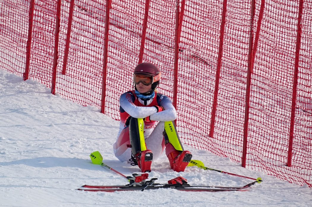 Smutná Mikaela Shiffrinová po nečekaně rychlém konci ve slalomu