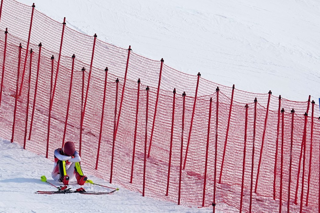 Smutná americká hvězda Mikaela Shiffrinová po předčasném konci ve slalomu