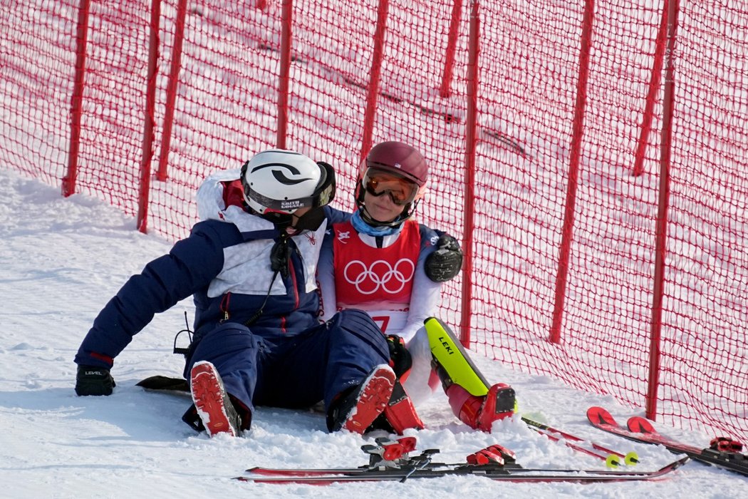 Smutná americká hvězda Mikaela Shiffrinová po předčasném konci ve slalomu