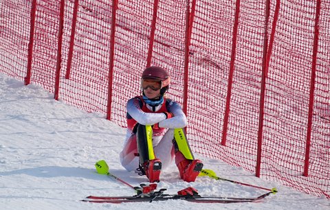 Smutná Mikaela Shiffrinová po nečekaně rychlém konci ve slalomu