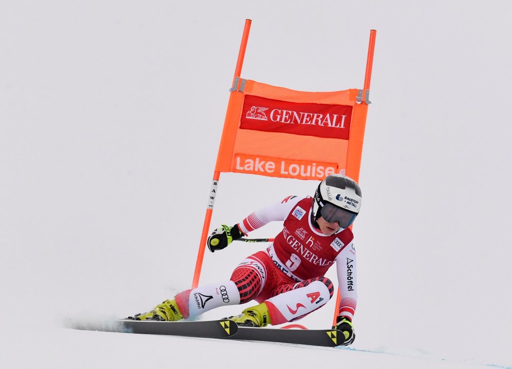 Ve sjezdu v Lake Louise se před českou závodnici Ester Ledeckou dostala Nicole Schmidhoferová