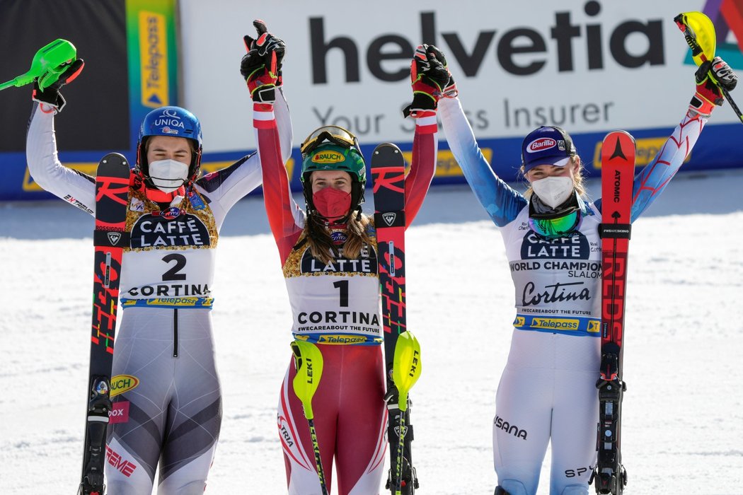 Mistryní světa ve slalomu je Katharina Liensbergerová. Rakouská lyžařka vyhrála v Cortině d&#39;Ampezzo o sekundu před Slovenkou Petrou Vlhovou. Bronz získala Američanka Mikaela Shiffrinová