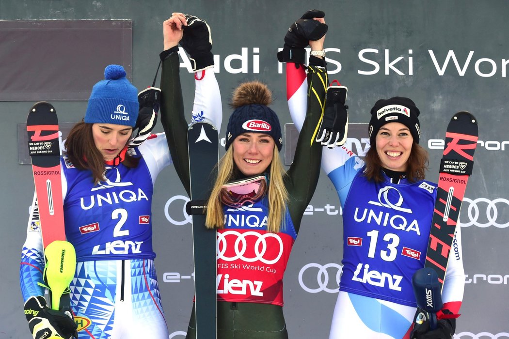 Americká lyžařská hvězda Mikaela Shiffrinová (uprostřed) vyhrála i třetí slalom sezony Světového poháru. Druhá skončila Slovenka Petra Vlhová a třetí Švýcarka Michelle Gisinová