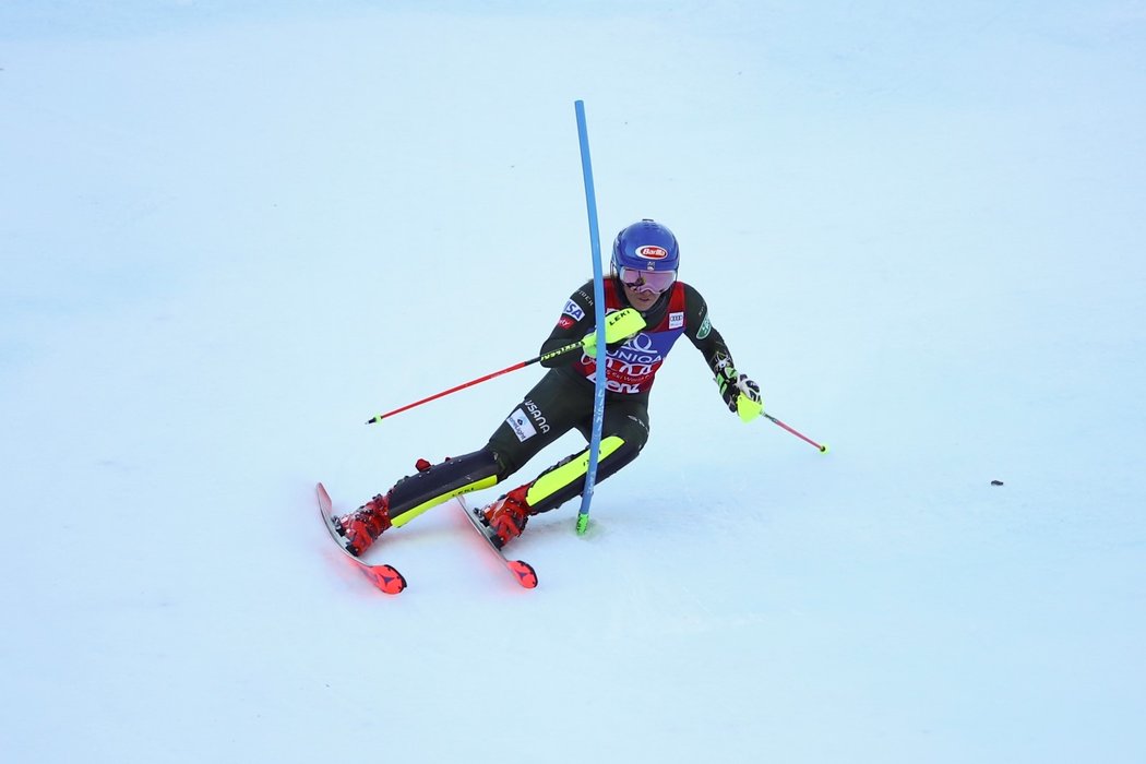 Americká lyžařská hvězda Mikaela Shiffrinová vyhrála i třetí slalom sezony Světového poháru a slaví 64. triumf v kariéře.