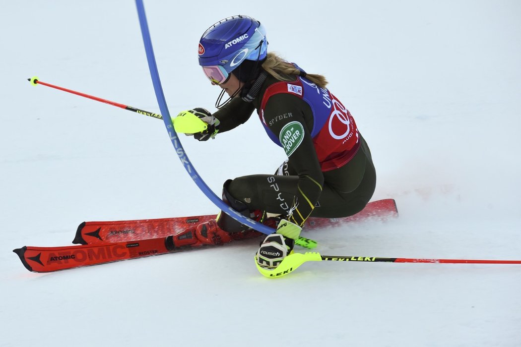 Americká lyžařská hvězda Mikaela Shiffrinová vyhrála i třetí slalom sezony Světového poháru a slaví 64. triumf v kariéře.