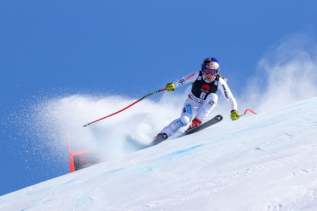 Ester Ledecká během náročného ledovatého Super-G v Lenzerheide