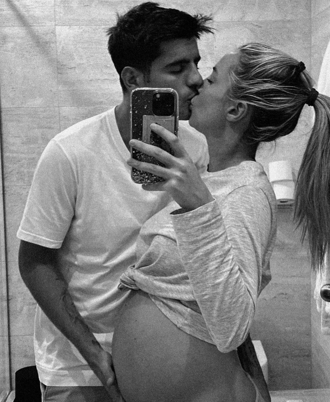Fotbalista Atlética Madrid a španělský reprezentant Álvaro Morata prožil společně s manželkou během jejího porodu chvíle hrůzy