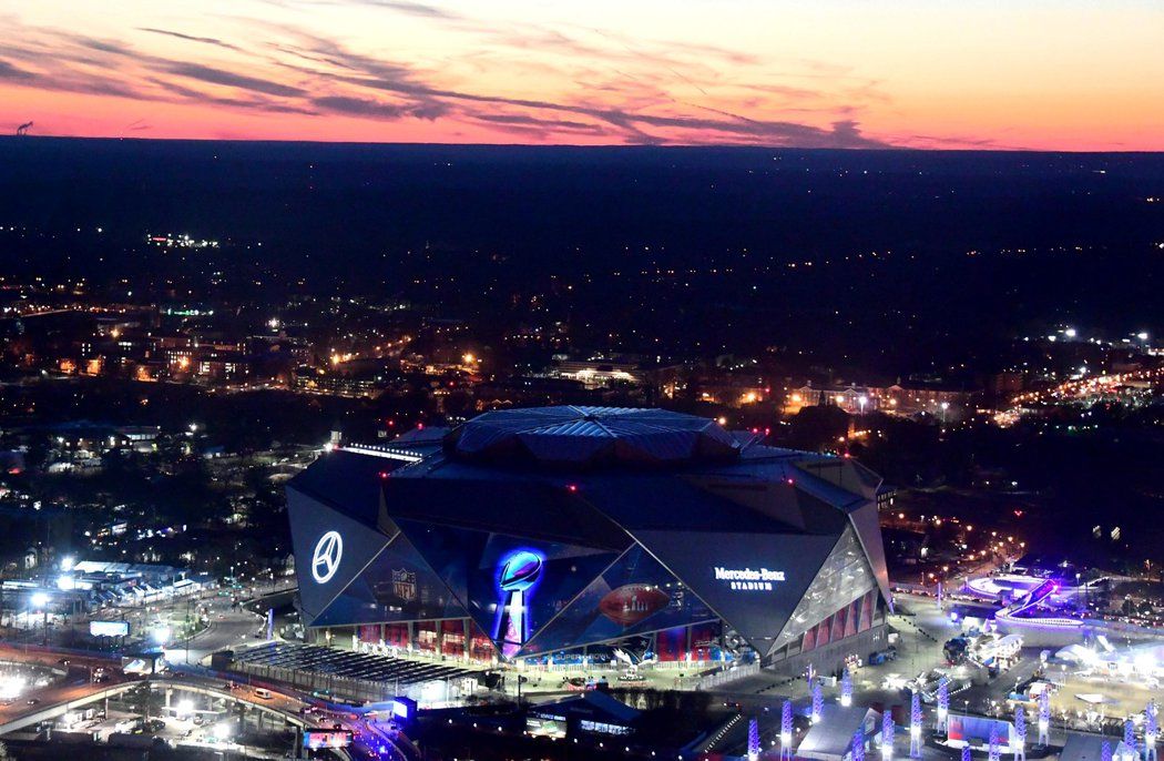 Krásný stadion v Atlantě hostí finále Super Bowlu