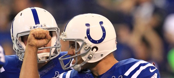 10. Adam Vinatieri (40) - Indianapolis Colts (NFL). Letošní výdělek: 54,2 milionů. I mezi tvrďáky amerického fotbalu z NFL se najdou dlouhověcí kabrňáci. Do letošní sezony vstoupil jediný čtyřicetiletý hráč, Adam Vinatieri z týmu Indianapolis Colts. V kariéře už třikrát získal Super Bowl a je jedním z osmi hráčů v historii soutěže, kteří si připsali více než 400 gólů kopem z pole. Ačkoliv je nejstarším v lize, za rok si vydělá úctyhodných 2,7 milionů dolarů (asi 54,2 milionů korun).