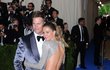 Hvězda amerického fotbalu Tom Brady dorazil na Met Gala s manželkou, topmodelkou Gisele Bündchenovou.