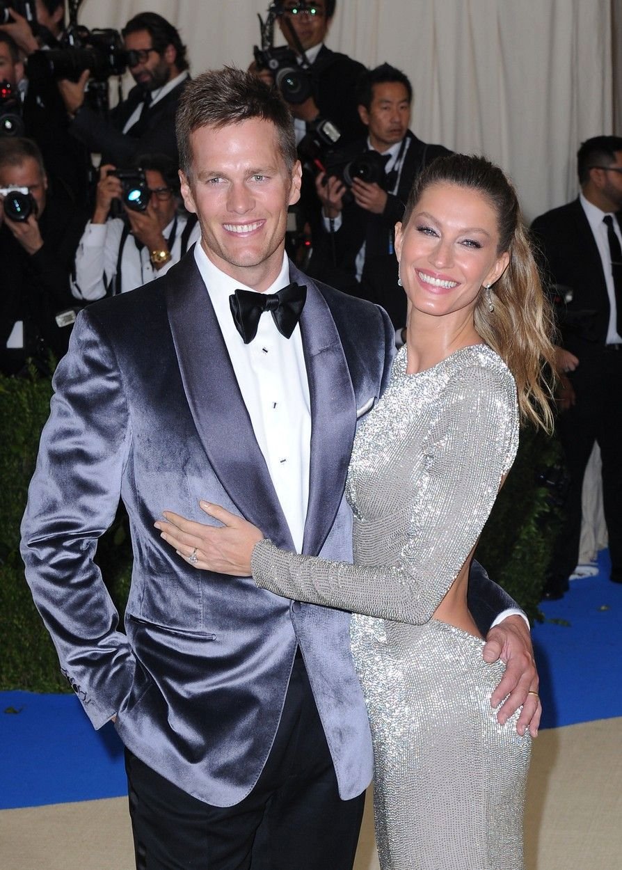 Hvězda amerického fotbalu Tom Brady dorazil na Met Gala s manželkou, topmodelkou Gisele Bündchenovou.