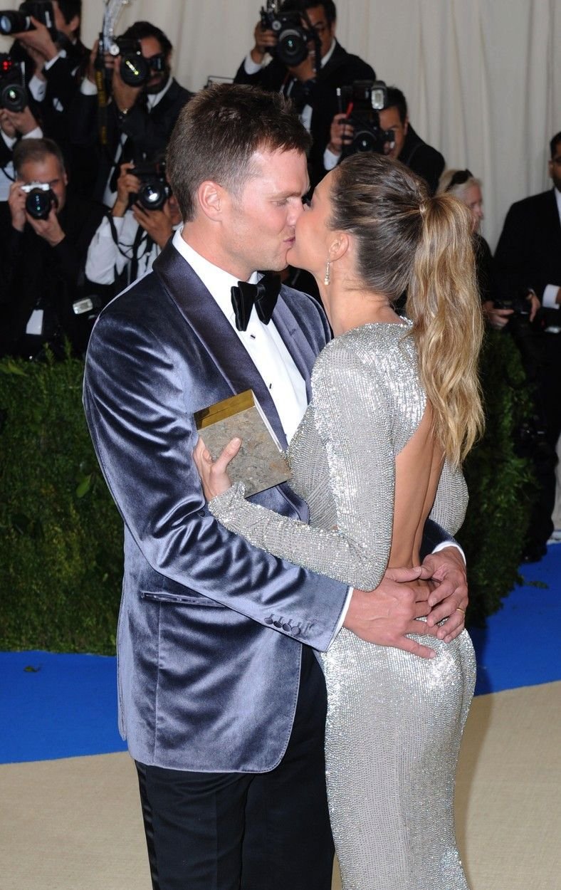 Hvězda amerického fotbalu Tom Brady dorazil na Met Gala s manželkou, topmodelkou Gisele Bündchenovou.