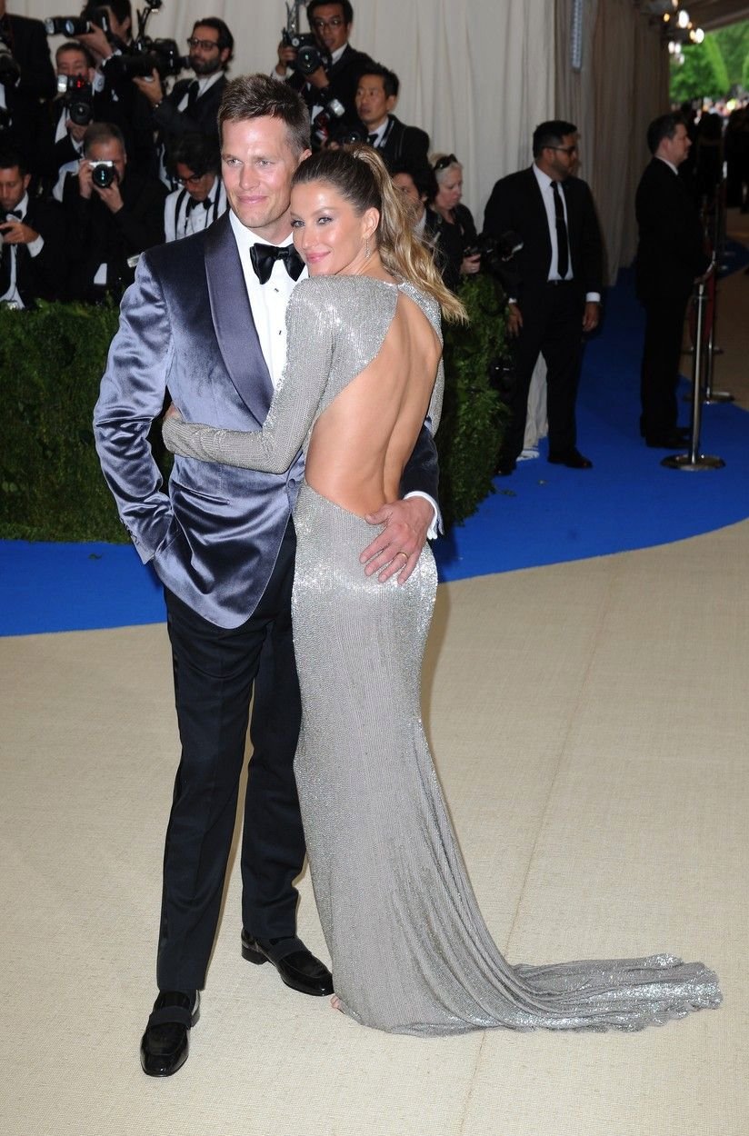 Hvězda amerického fotbalu Tom Brady dorazil na Met Gala s manželkou, topmodelkou Gisele Bündchenovou.