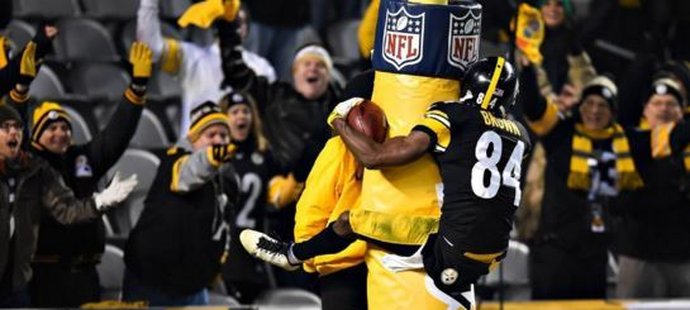Hvězdný wide receiver Pittsburghu Steelers Antonio Brown pobouřil svou oslavou vedení NFL