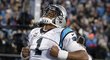 Quarterback Caroliny Panthers Cam Newton slaví své touchdowny pomyslným trháním dresu