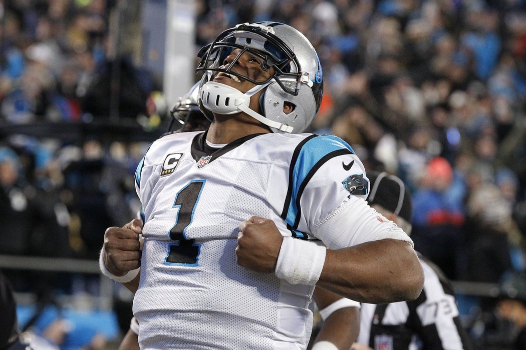 Quarterback Caroliny Panthers Cam Newton slaví své touchdowny pomyslným trháním dresu