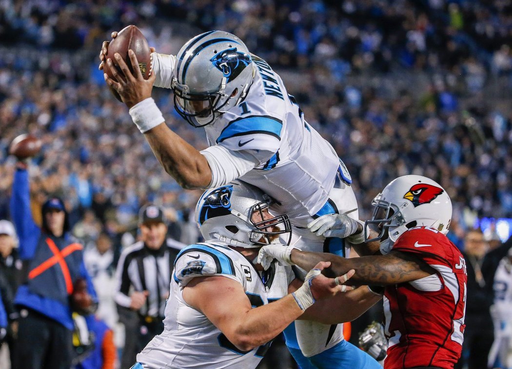 Díký tradičním letům do end zóny pro touchdown se Camu Newtonovi přezdívá Superman