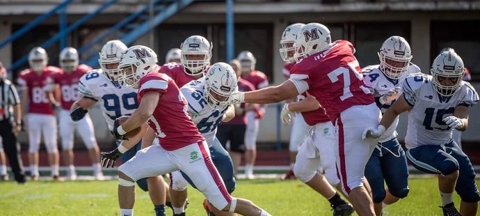 Česká liga amerického fotbalu se o víkendu rozjela senzačním výsledkem. Nováček Přerov přehráli trojnásobné vicemistry Ostrava Steelers 25:22.