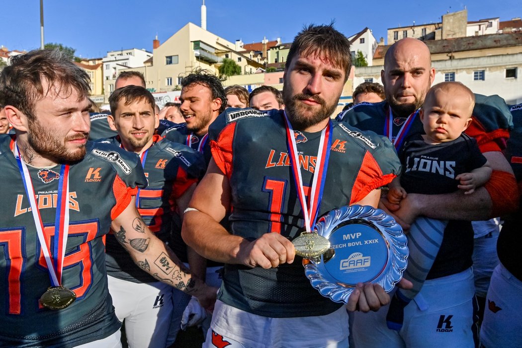 Running back Lions Adam Žouželka s trofejí pro MVP Czech Bowlu