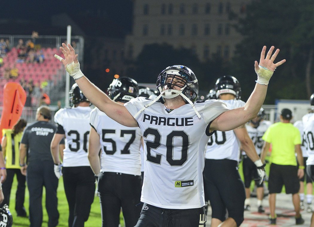 Radost v podání Prague Black Panthers poté, co vyhráli Czech Bowl.