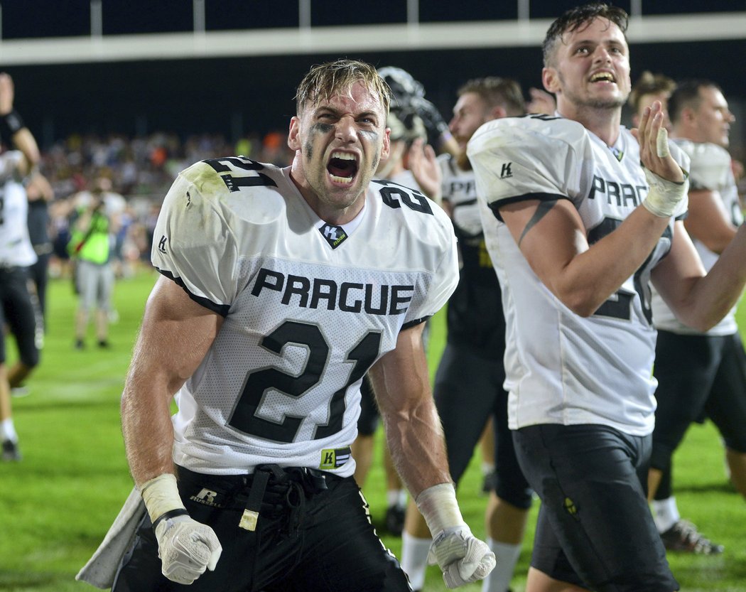 Triumf v bitvě o Czech Bowl slaví Ladislav Jenšík, hráč Prague Black Panthers.