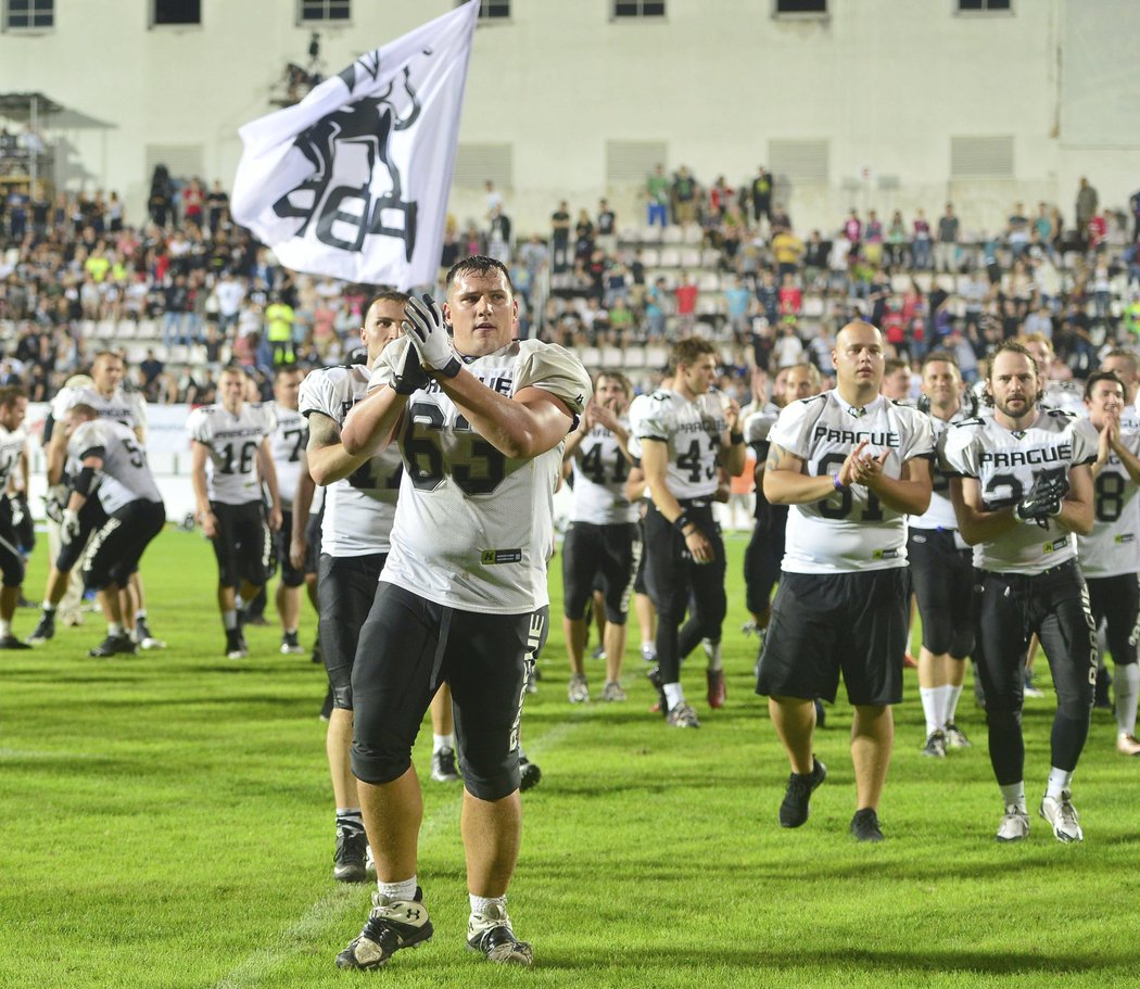 Žižkov zalila radost Prague Black Panthers, vyhráli bitvu o Czech Bowl.