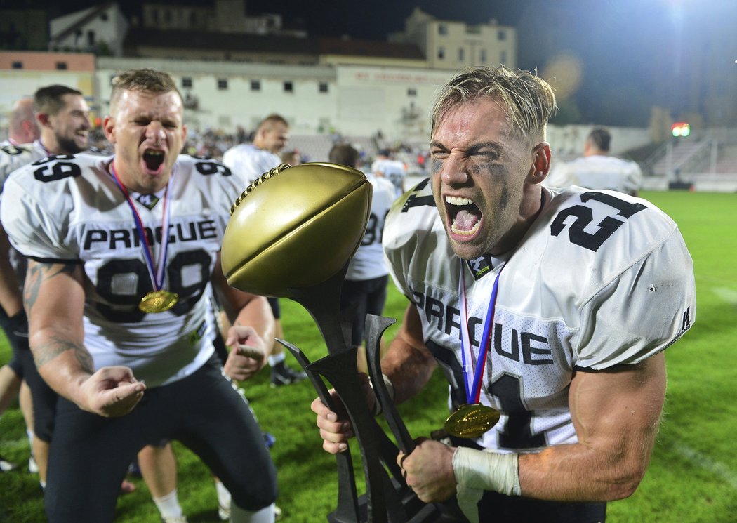 Hráč Prague Black Panthers Ladislav Jenšík s trofejí pro vítěze Czech Bowl.