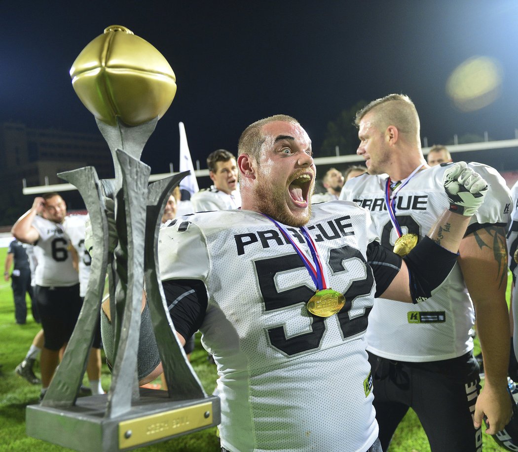 Tomáš Svoboda, hráč Prague Black Panthers, a jeho neskrývaná radost po triumfu v bitvě o Czech Bowl.