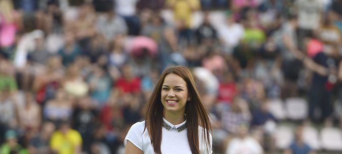 Karolína Gudasová, sestra známého českého hokejisty, zazpívala před Czech Bowlem českou hymnu.