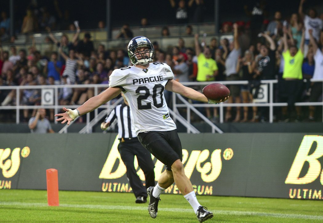 Radost! Hráč Jan Kabát z týmu Prague Black Panthers vyrovnává stav Czech Bowlu na 7:7. Panthers nakonec vyhráli 10:9.