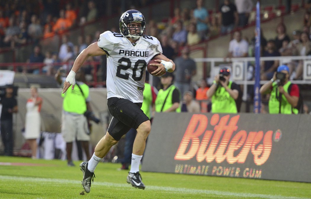 Hráč Jan Kabát z týmu Prague Black Panthers vyrovnává stav Czech Bowlu na 7:7. Panthers nakonec vyhráli 10:9.