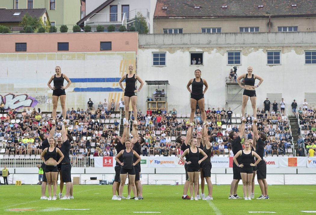 Slavnostní atmosféra na žižkovském trávníku před Czech Bowlem, kde se utkaly pražské týmy Lions a Panthers.