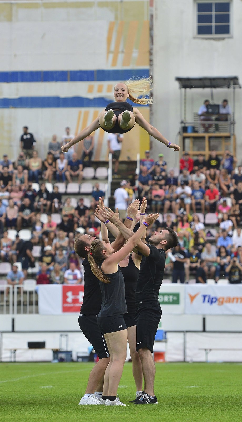 Na žižkovském trávníku se hrálo o Czech Bowl, utkaly se pražské týmy Lions a Panthers. K vidění bylo i exhibiční vystoupení.