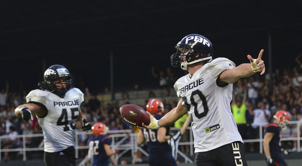 Prague Black Panthers slaví vyrovnání v Czech Bowlu, kdy byl jejich soupeřem městský rival Lions. Panthers nakonec vyhráli 10:9.