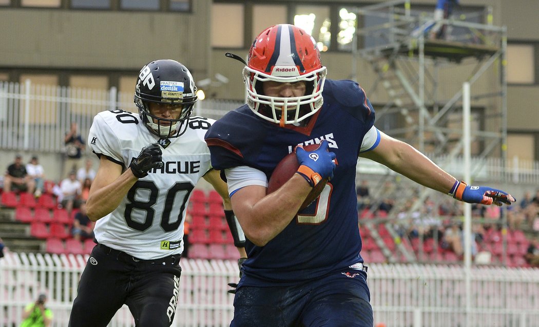 Jan Beran z týmu Prague Black Panthers stíhá Libora Bouckého z týmu Lions během Czech Bowlu. Panthers nakonec vyhráli 10:9.