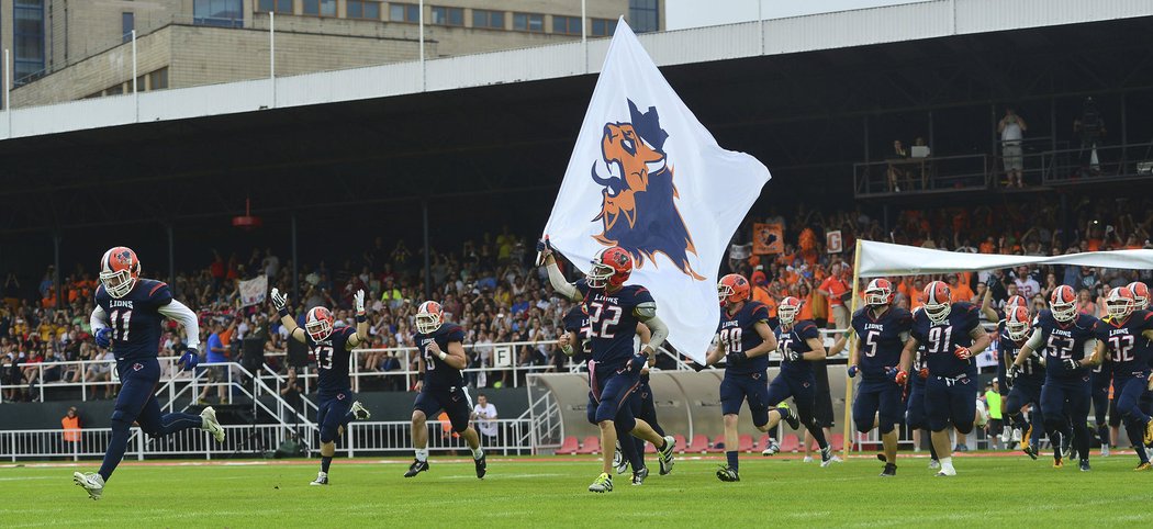 Slavnostní nástup Prague Lions před Czech Bowlem.